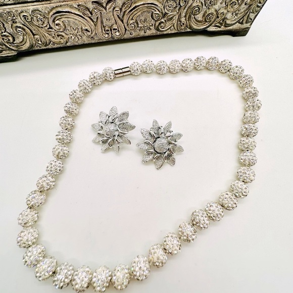 Rhinestone necklace & Vintage Flower Clip Earrings - Picture 17 of 17